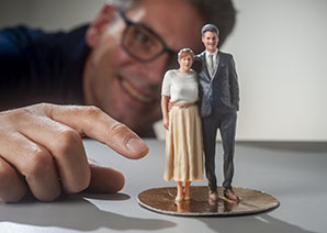 Gedruckte 3D-Miniaturfigur eines Paares in der Hand